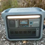 Trạm năng lượng di động Anker Solix C1000 đặt trên bãi cỏ xanh, minh họa khả năng sử dụng ngoài trời và tính di động của thiết bị