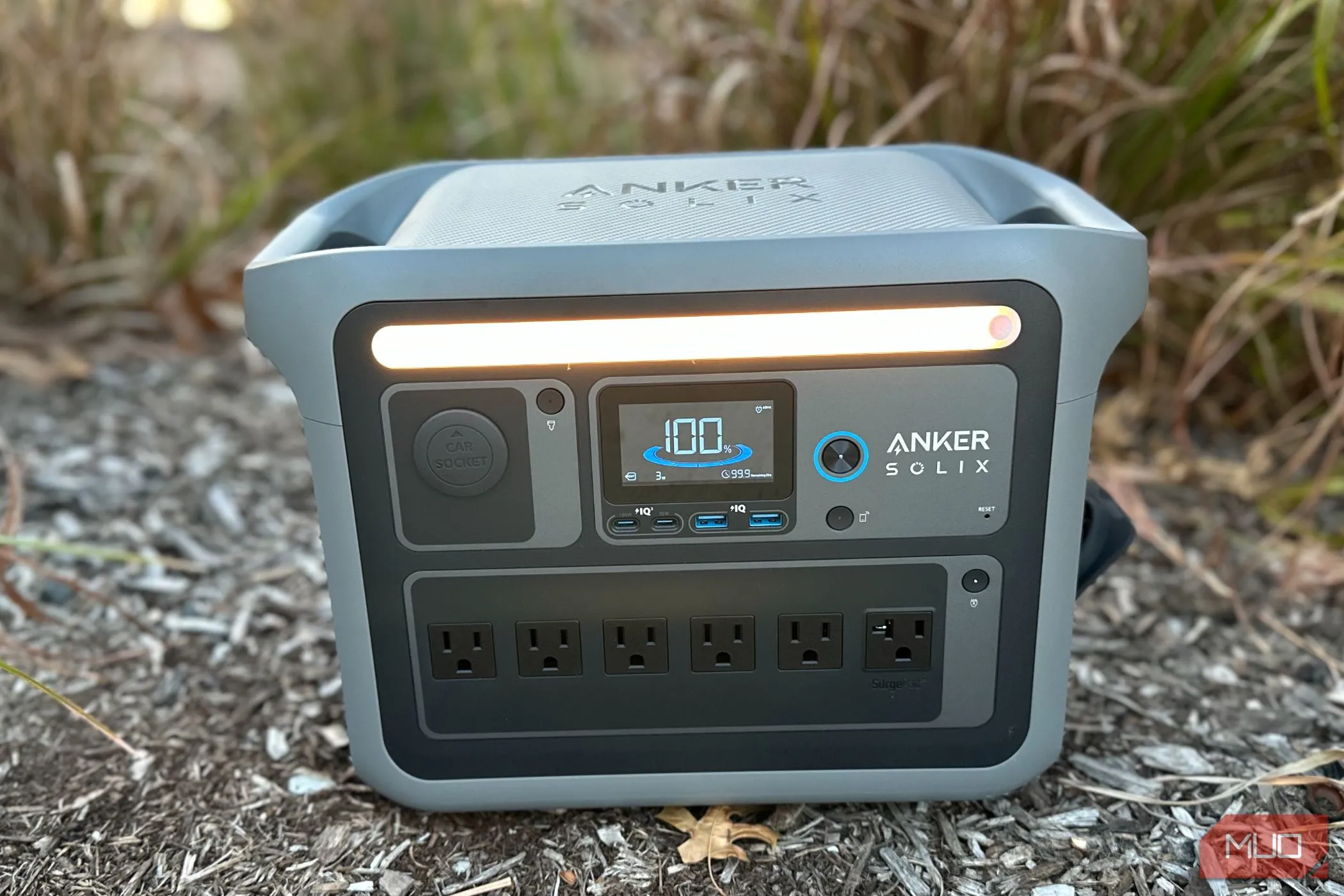 Trạm năng lượng di động Anker Solix C1000 đặt trên bãi cỏ xanh, minh họa khả năng sử dụng ngoài trời và tính di động của thiết bị