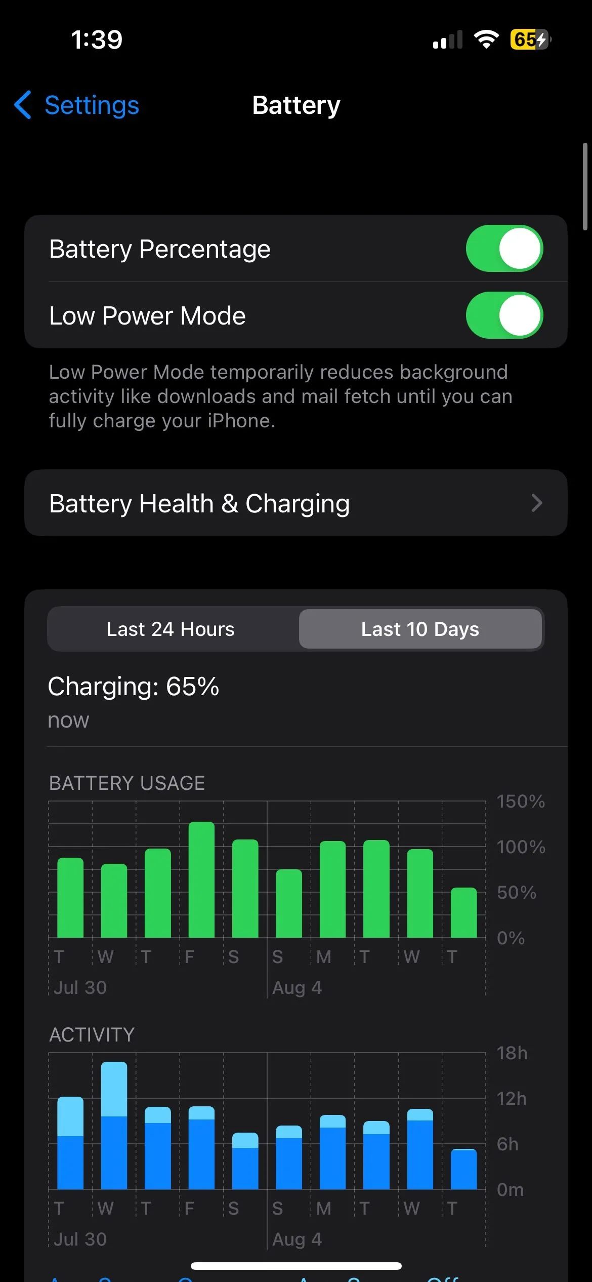 Trang cài đặt Pin iPhone với Chế độ Nguồn điện thấp được bật, hiển thị nút bật/tắt