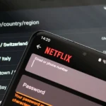 Trang đăng nhập Netflix và giao diện lựa chọn máy chủ VPN, liên quan đến các gói đăng ký và chi phí dịch vụ