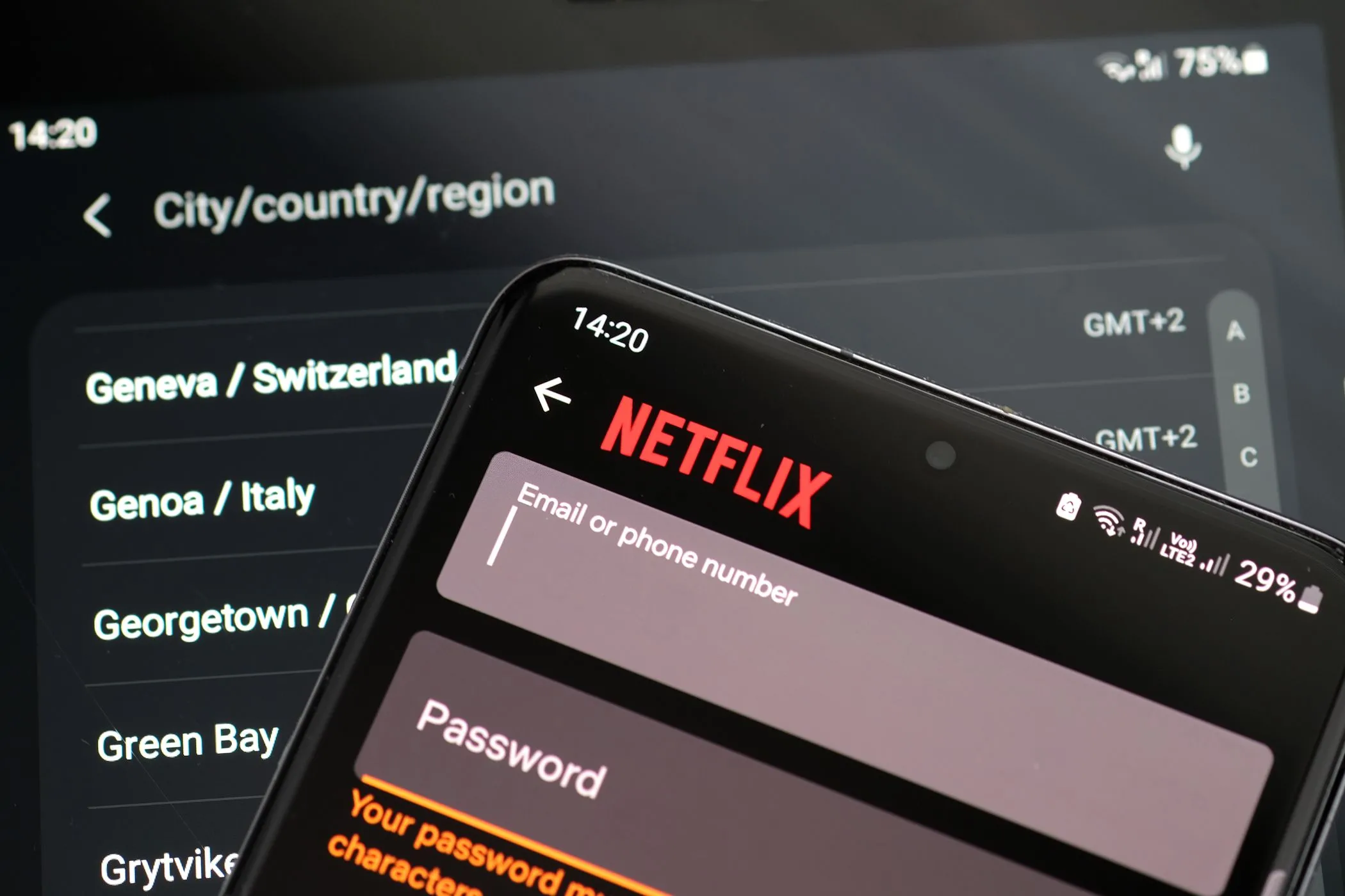 Trang đăng nhập Netflix và giao diện lựa chọn máy chủ VPN, liên quan đến các gói đăng ký và chi phí dịch vụ