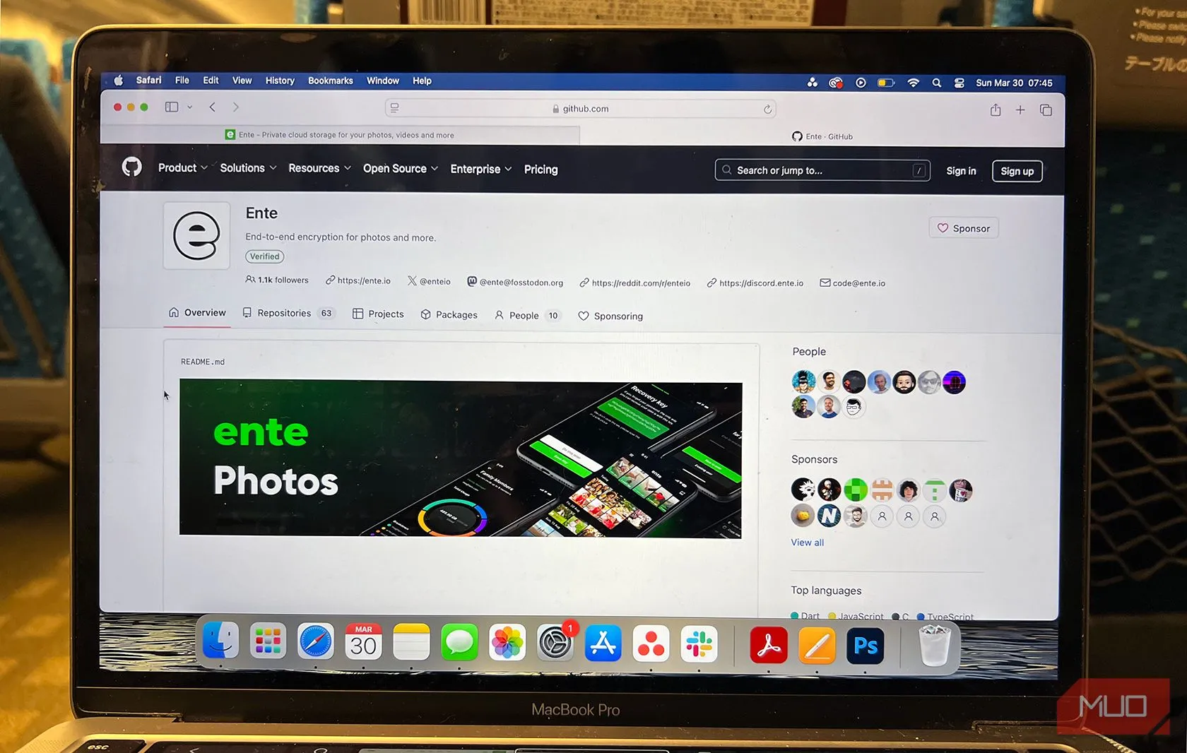 Trang GitHub của Ente Photos, thể hiện dự án là mã nguồn mở và khả năng tự host cho người dùng chuyên sâu.