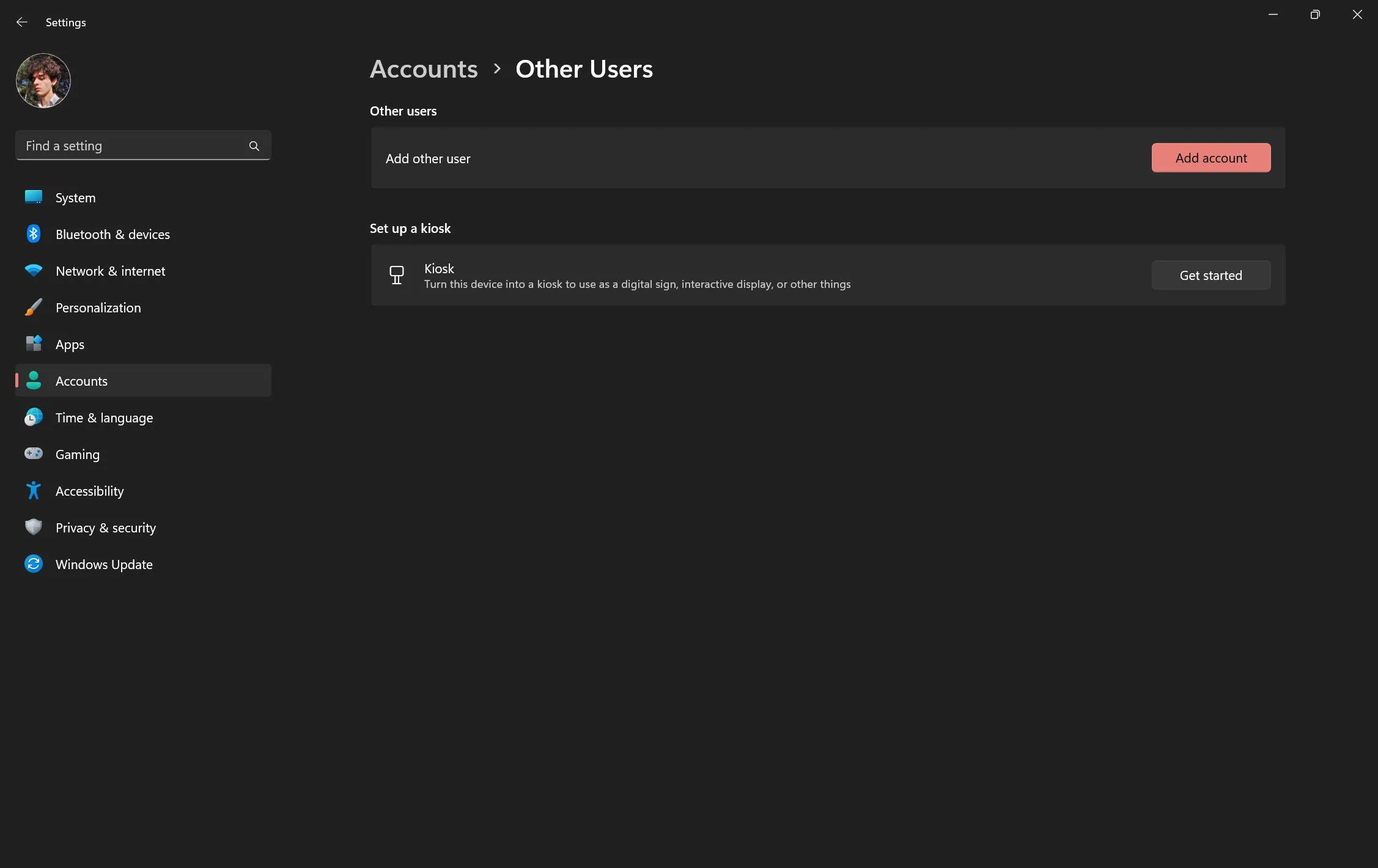 Trang &quot;Người dùng khác&quot; trong ứng dụng Settings của Windows 11 với nhiều khoảng trắng lãng phí.