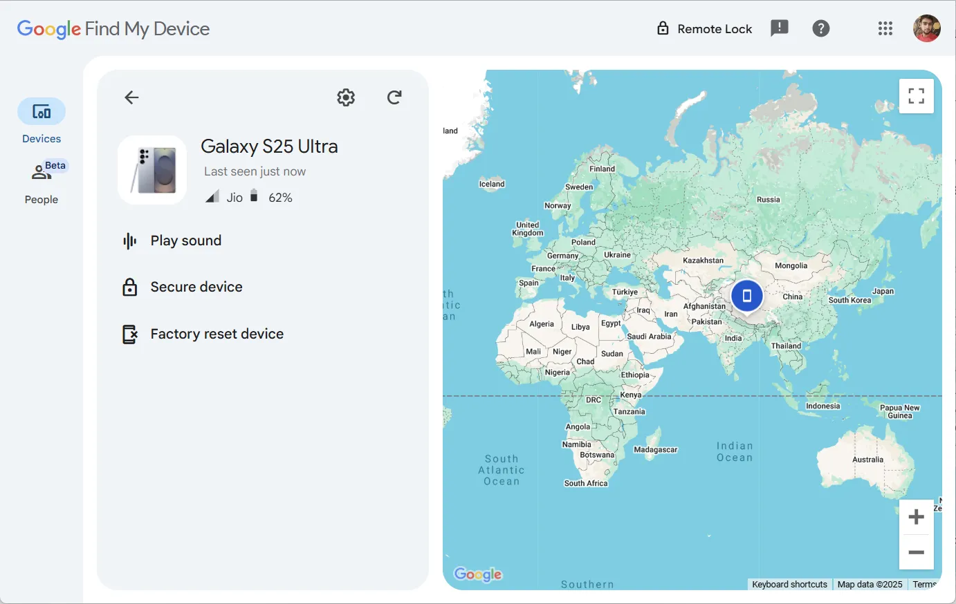 Trang web Google Find My Device khi đăng nhập, hiển thị các thiết bị đã kết nối để tra cứu IMEI