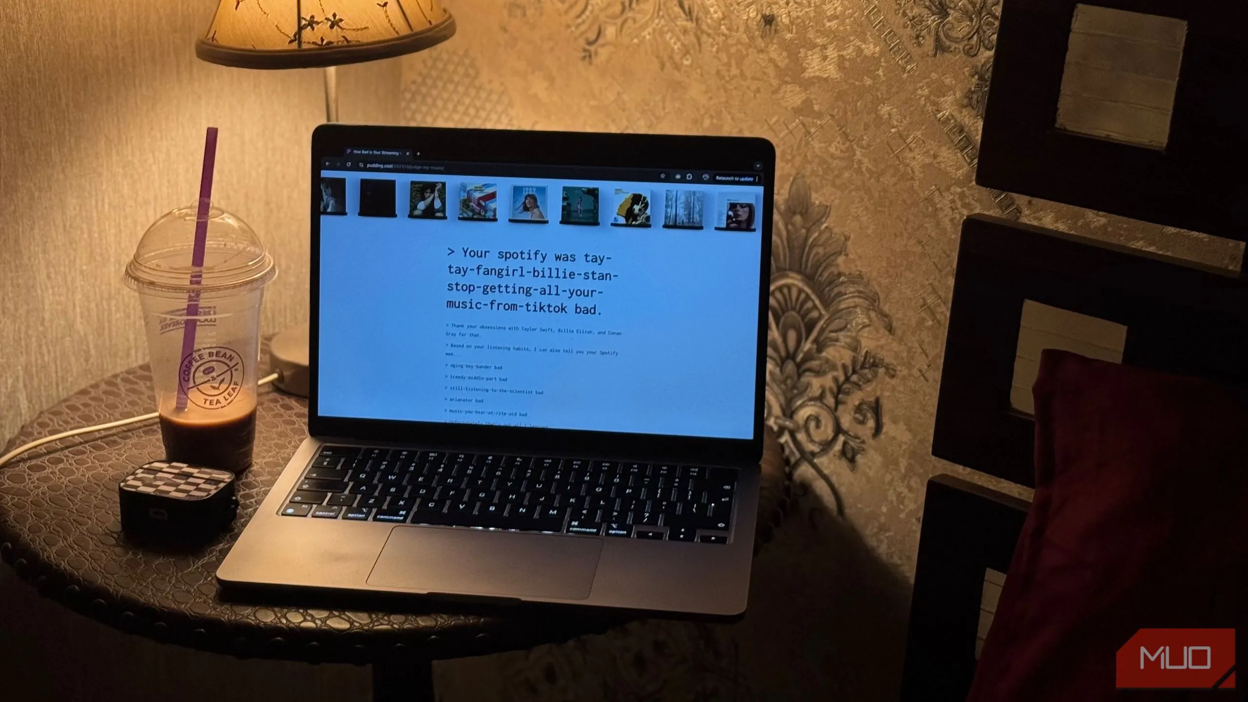 Trang web How Bad is Your Streaming Music mở trên MacBook với cốc cà phê bên cạnh