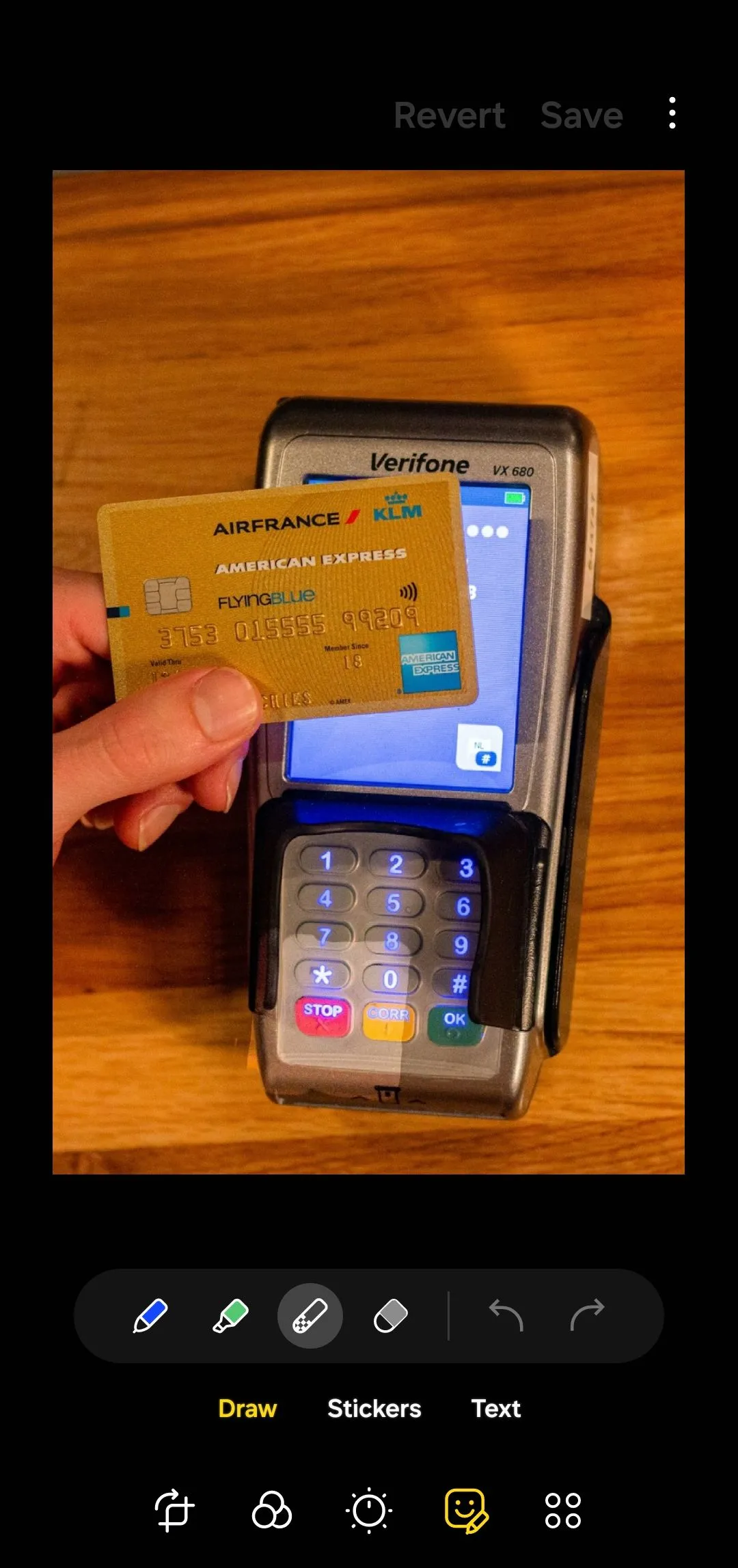 Trình chỉnh sửa ảnh trong ứng dụng Thư viện Samsung Galaxy hiển thị hình ảnh thẻ tín dụng