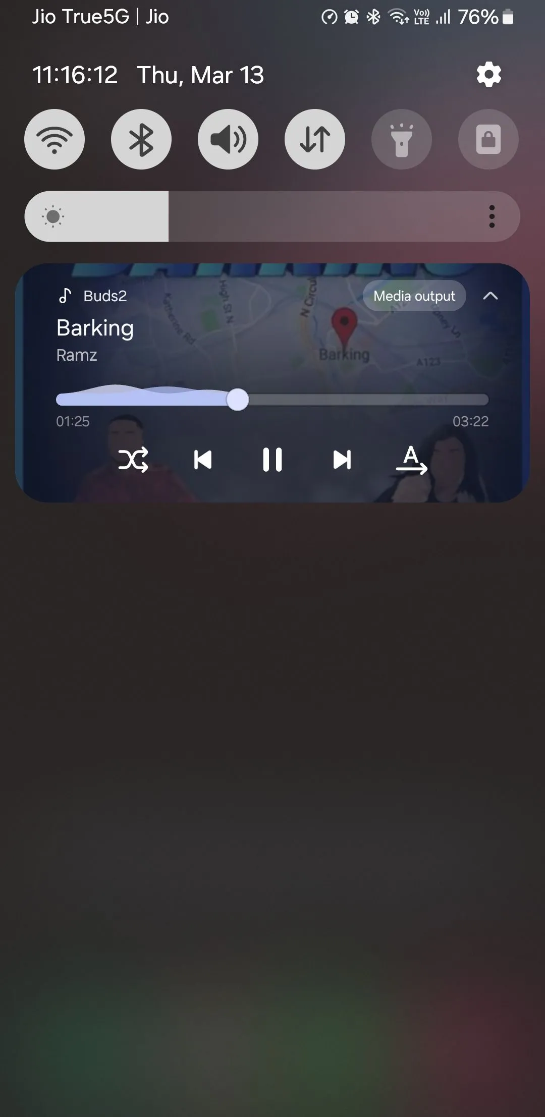 Trình phát nhạc hiển thị trên bảng thông báo điện thoại Samsung