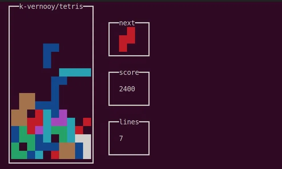 Trò chơi Tetris đang chạy trong cửa sổ terminal của Linux, minh họa cho khả năng củng cố tính kiên trì và tư duy giải quyết vấn đề.