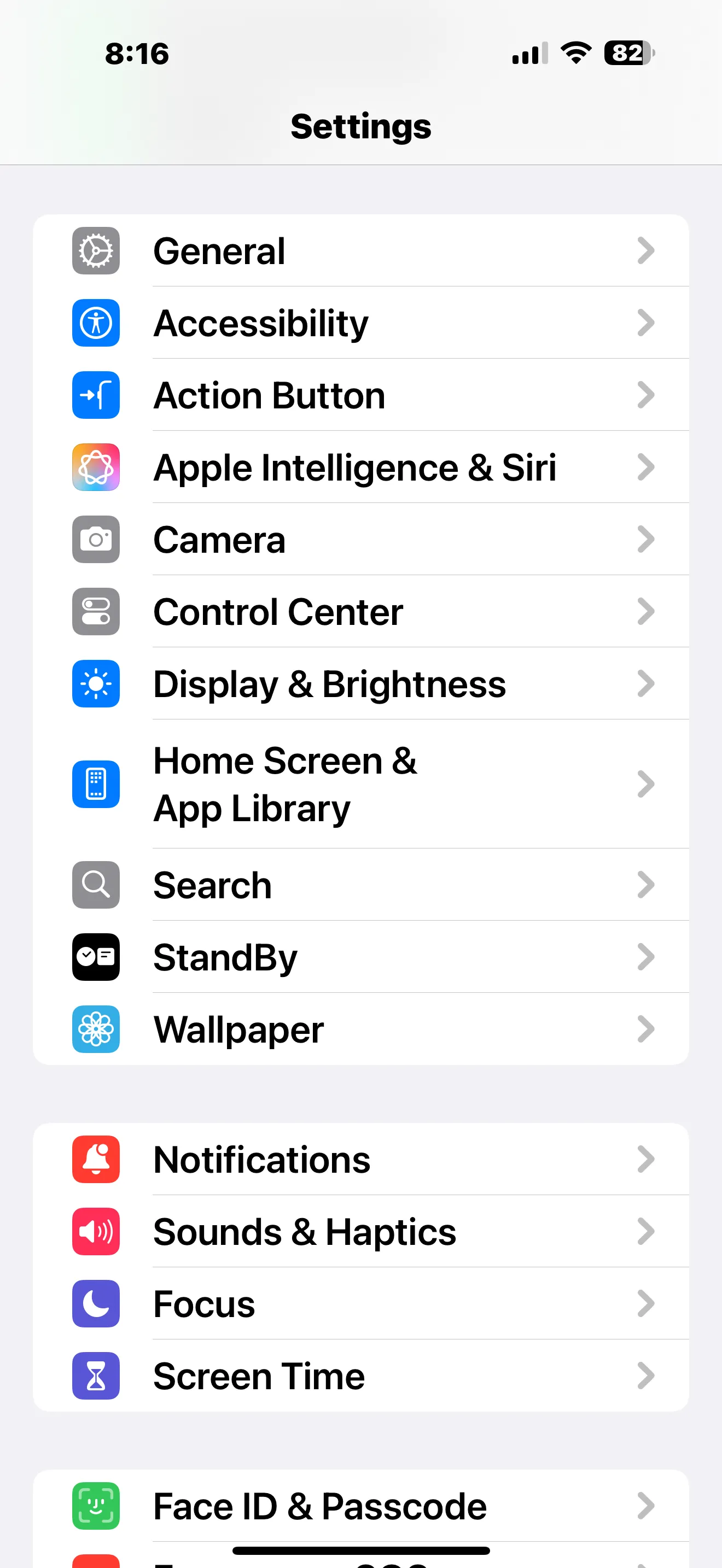 Truy cập ứng dụng Cài đặt và chọn mục &quot;Nút Tác vụ&quot; để cấu hình Action Button trên iPhone.