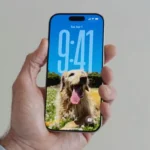 Tùy chỉnh widget màn hình khóa iPhone trên iOS 26 với đồng hồ lớn và chủ thể nổi bật