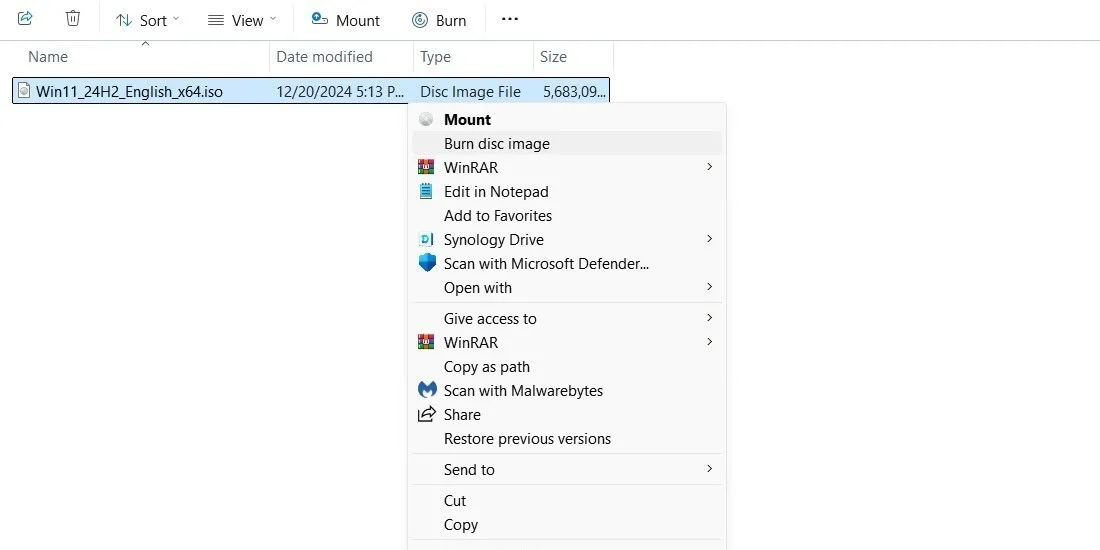Tùy chọn &quot;Burn disc image&quot; khi nhấp chuột phải vào file ISO Windows để ghi ra DVD