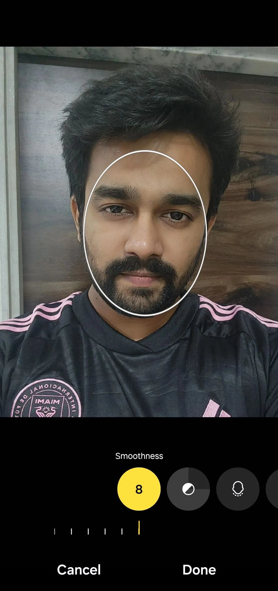 Tùy chọn điều chỉnh độ mịn da (Smoothness) trong tính năng Face Effects trên trình chỉnh sửa ảnh Samsung.
