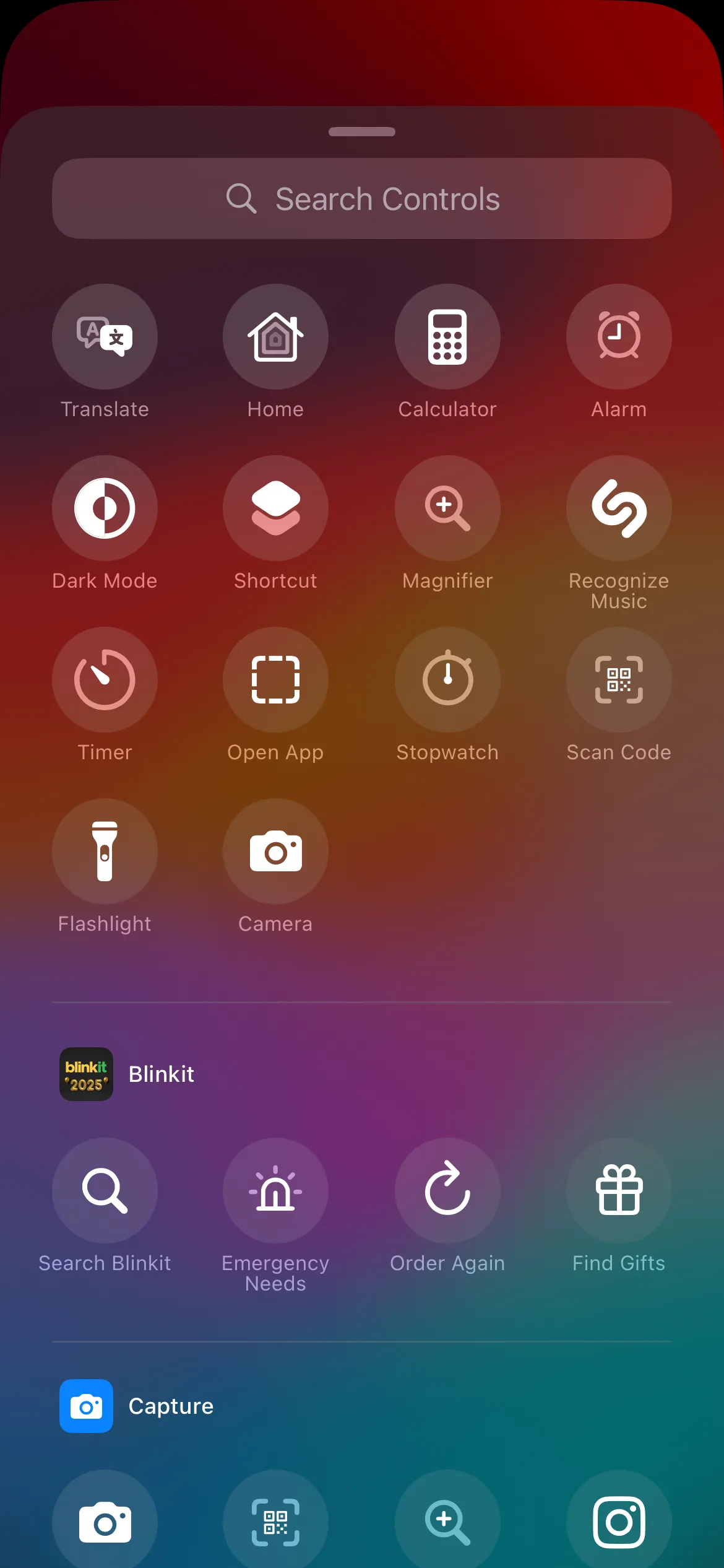 Tùy chọn phím tắt trên màn hình khóa iPhone với các biểu tượng ứng dụng có thể thay đổi.