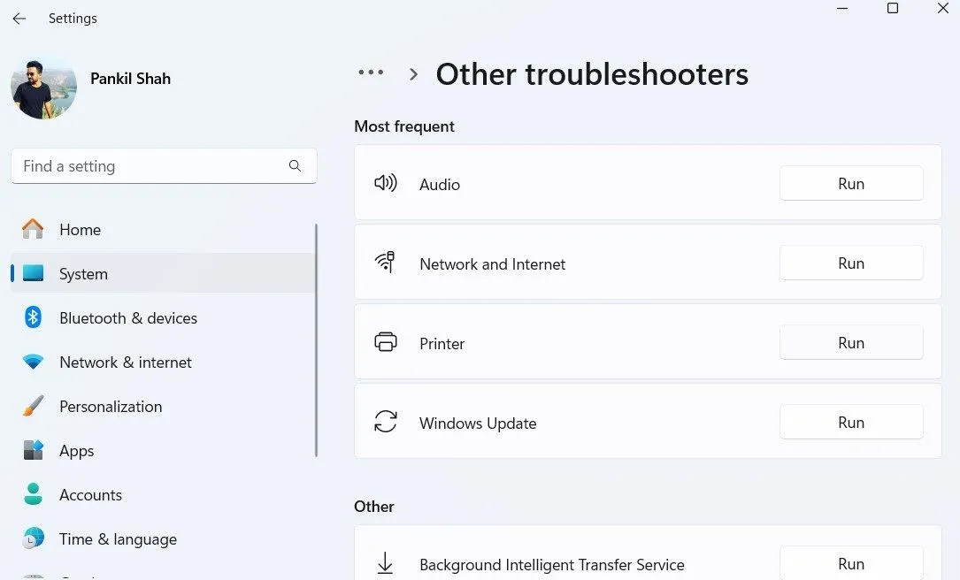 Tùy chọn Trình khắc phục sự cố máy in trong cài đặt Windows 11 để sửa lỗi in.
