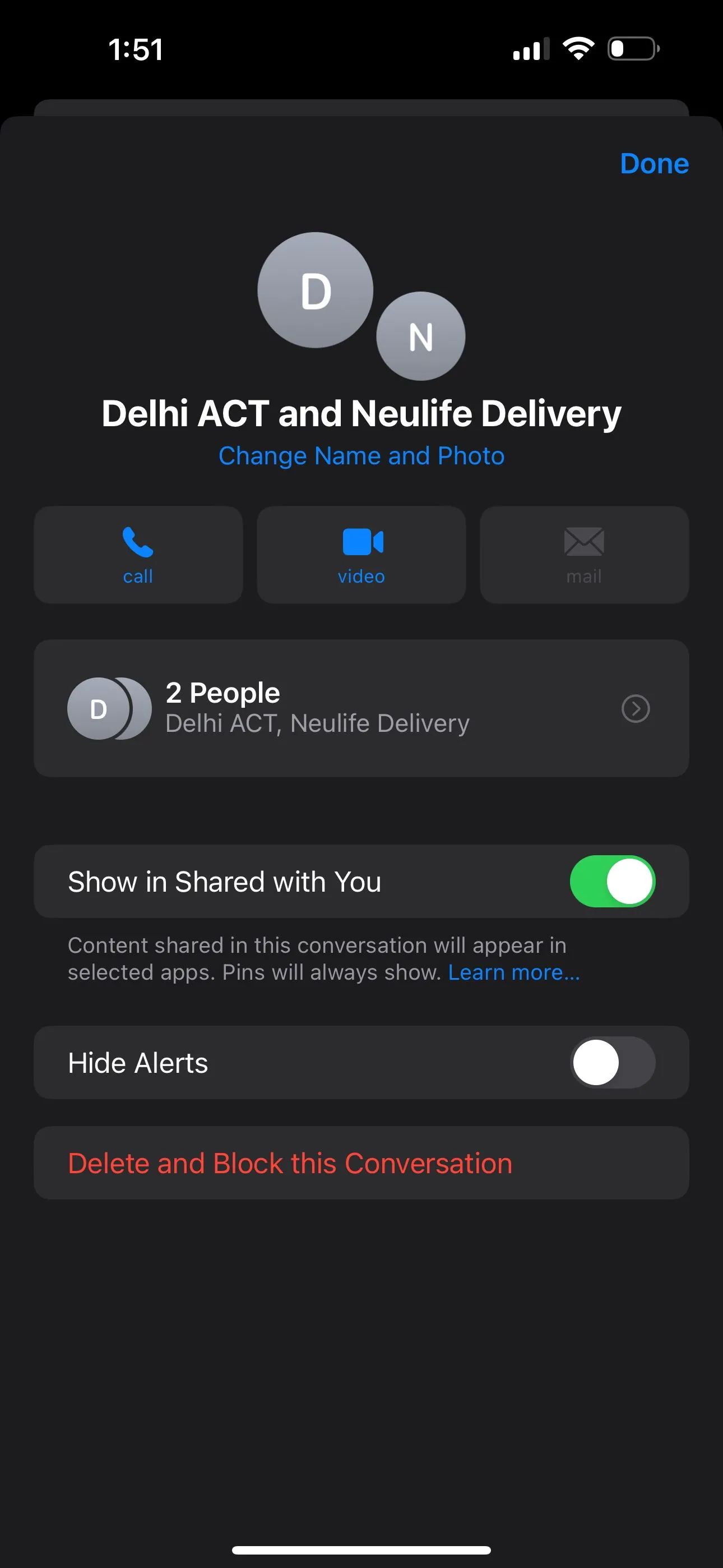 Tùy chọn 'Xóa và Chặn cuộc trò chuyện' trong cài đặt nhóm chat SMS/MMS trên ứng dụng Tin nhắn iPhone