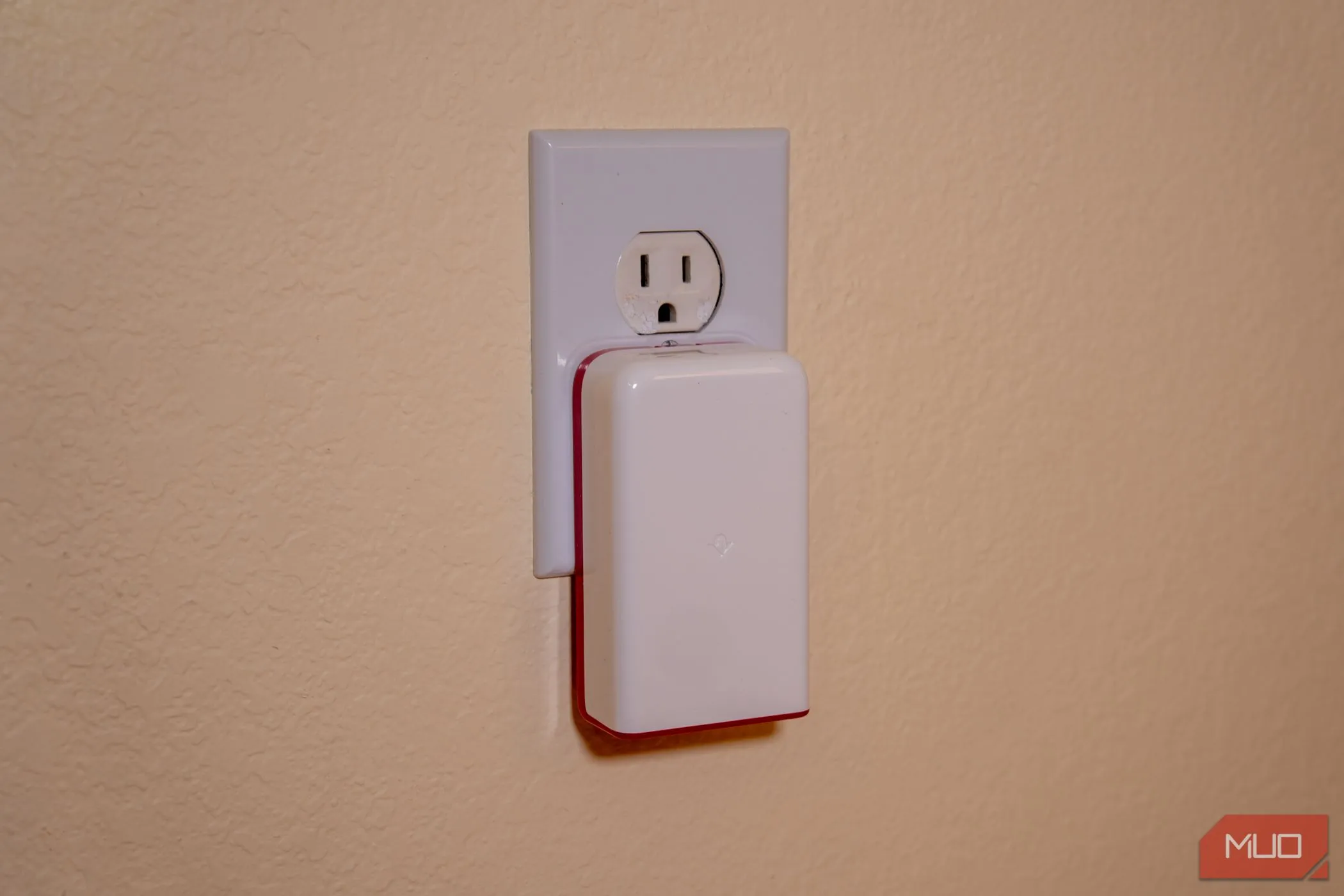 Twelve South PlugBug 120 cắm vào ổ điện, cho thấy thiết kế nhỏ gọn không chặn ổ cắm liền kề