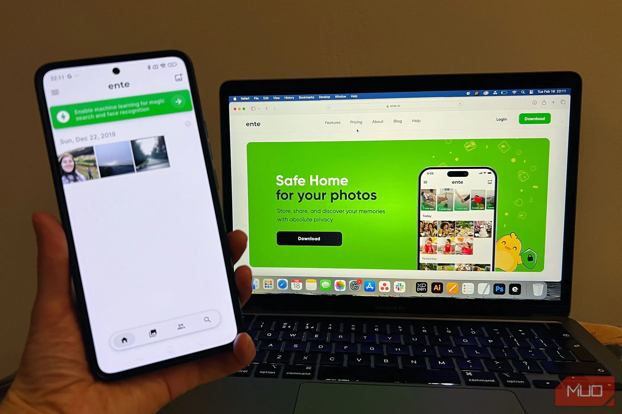 Ứng dụng Ente Photos trên điện thoại Android và MacBook Pro, giải pháp lưu trữ ảnh mã nguồn mở