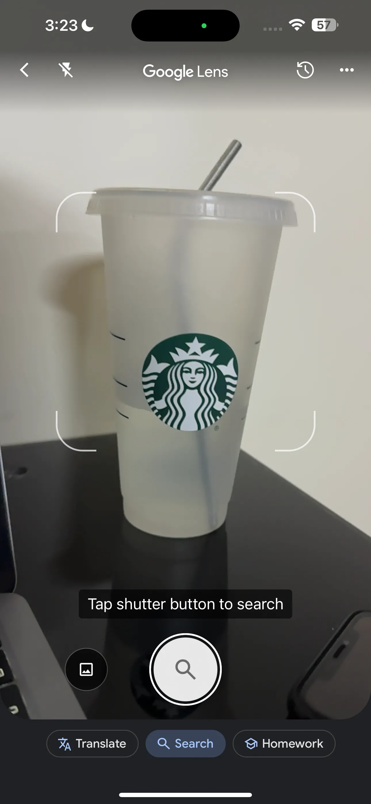 Ứng dụng Google Lens nhận diện cốc Starbucks bằng camera iPhone