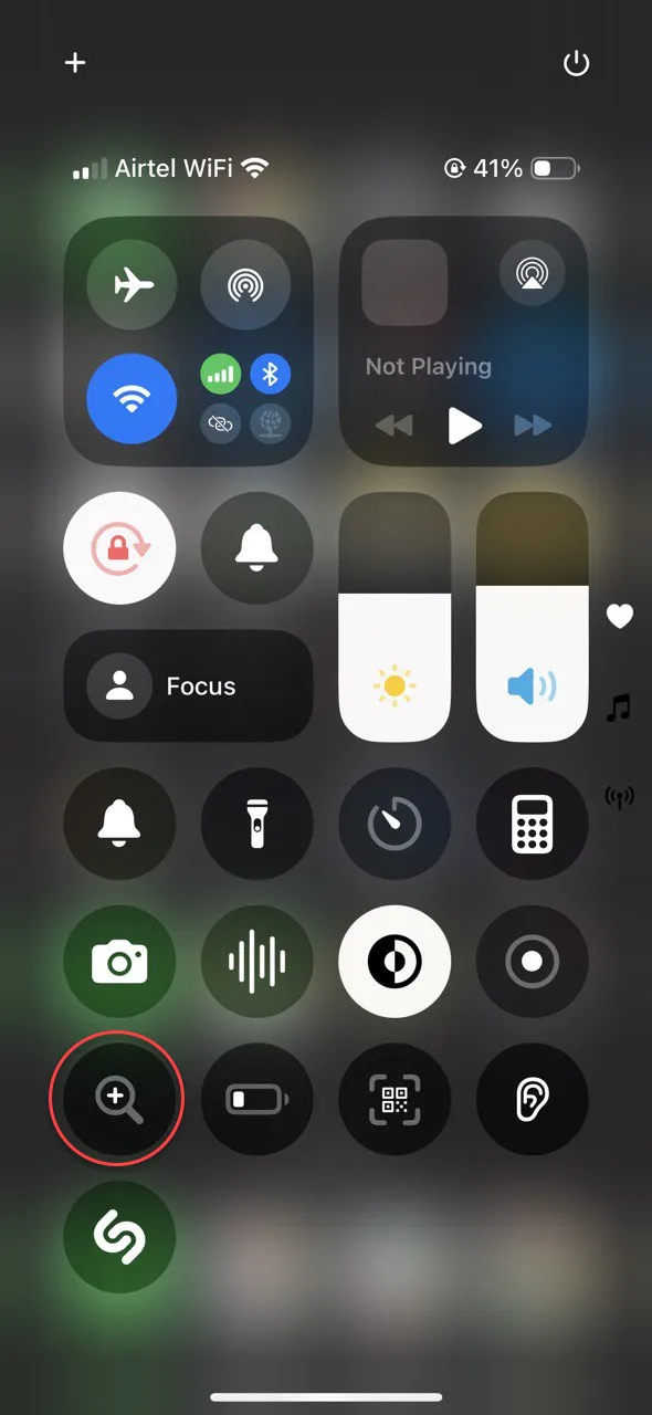Ứng dụng Kính lúp trên iPhone hiển thị thông tin số serial và model thiết bị với độ phóng đại giúp đọc rõ ràng hơn
