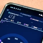 Ứng dụng Speedtest của Ookla trên màn hình điện thoại thông minh đang kiểm tra tốc độ internet.