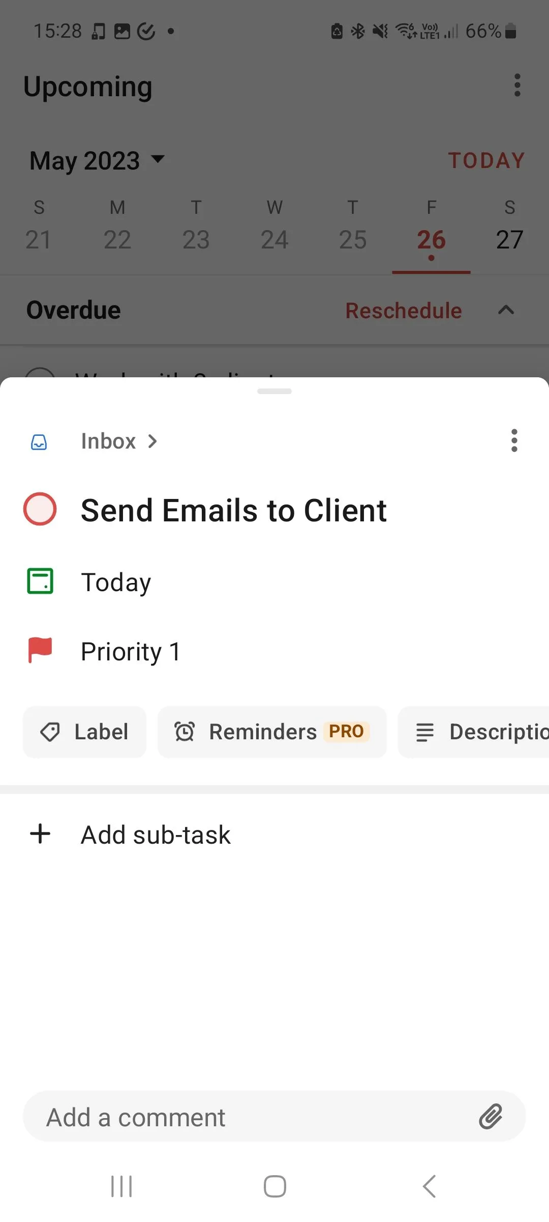 Ví dụ về việc gán mức độ ưu tiên cho nhiệm vụ &quot;Gửi email cho khách hàng&quot; trong Todoist, thể hiện khả năng quản lý công việc.