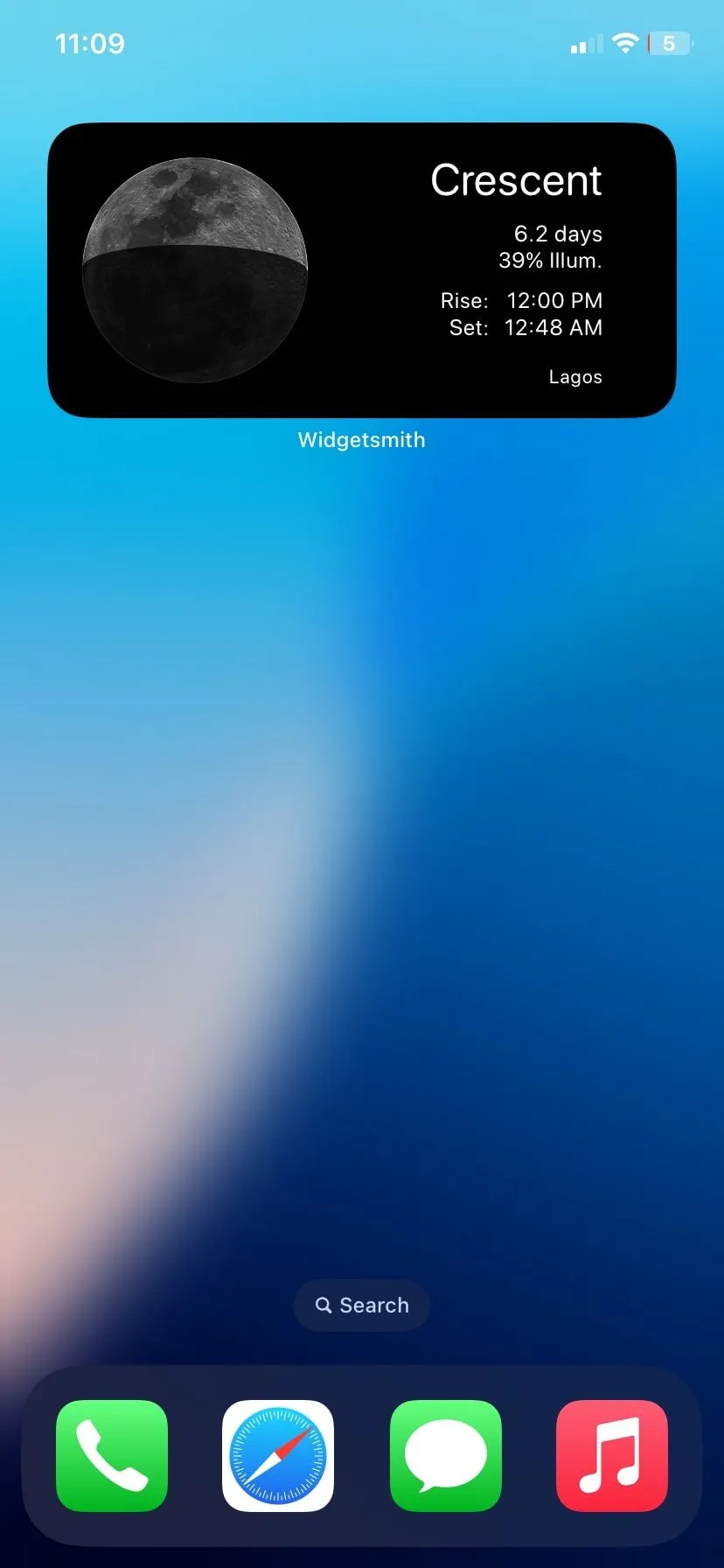 Ví dụ về widget tùy chỉnh được tạo bằng Widgetsmith hiển thị trên màn hình chính của iPhone, minh họa khả năng cá nhân hóa giao diện.