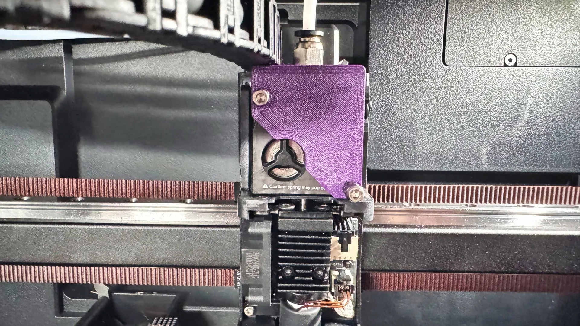 Vỏ bọc thay thế cho đầu đùn máy in Creality K2 Plus được in 3D, khắc phục vấn đề lỗi ban đầu