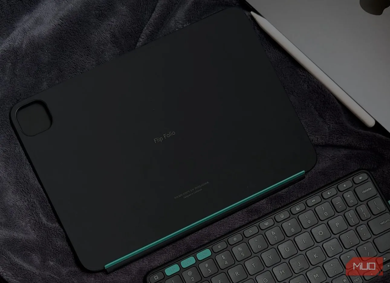 Vỏ Logitech Flip Folio đặt trên chăn cạnh iPad