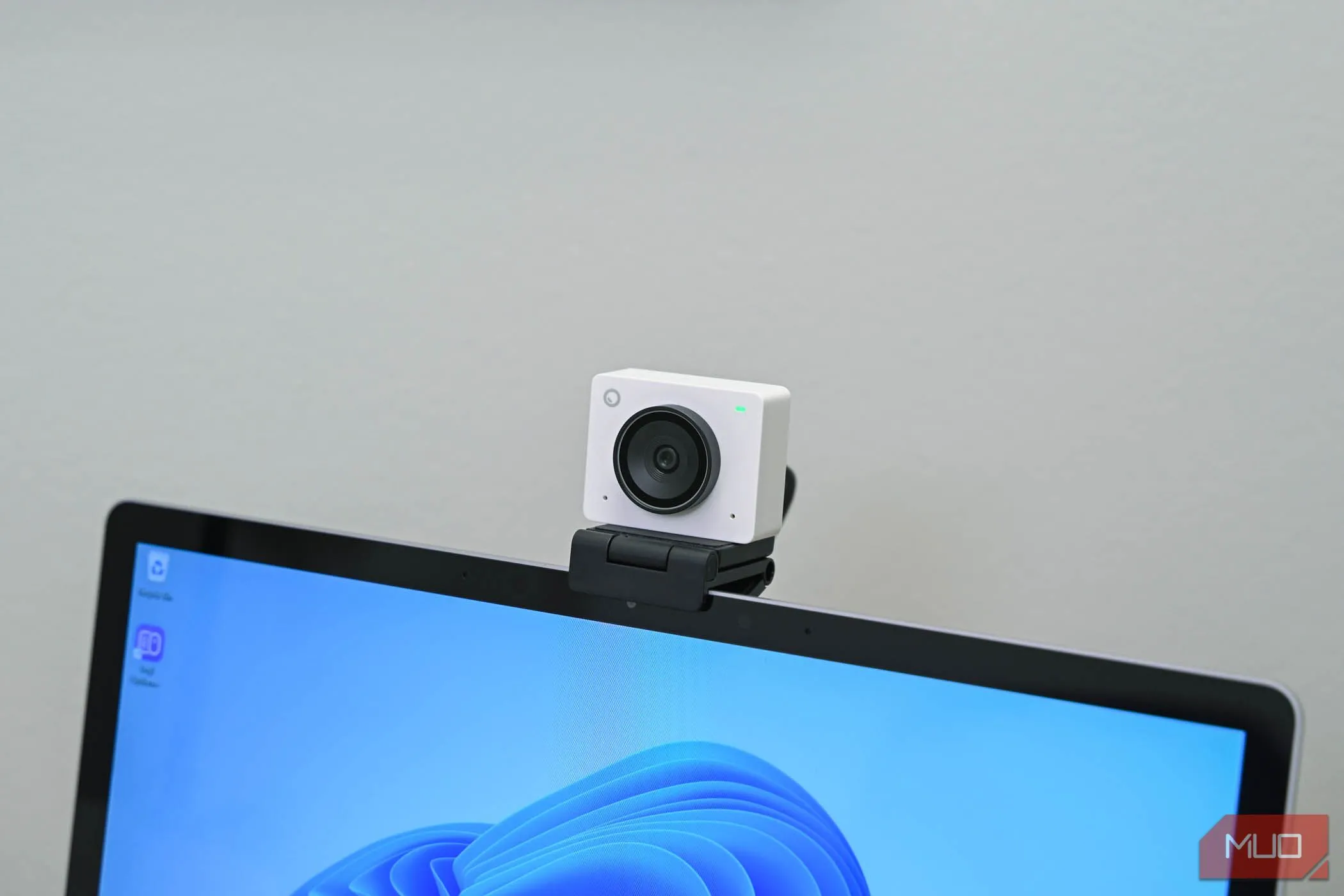 Webcam OBSBOT Meet 2 đặt trên laptop, minh họa tính di động và khả năng tương thích.