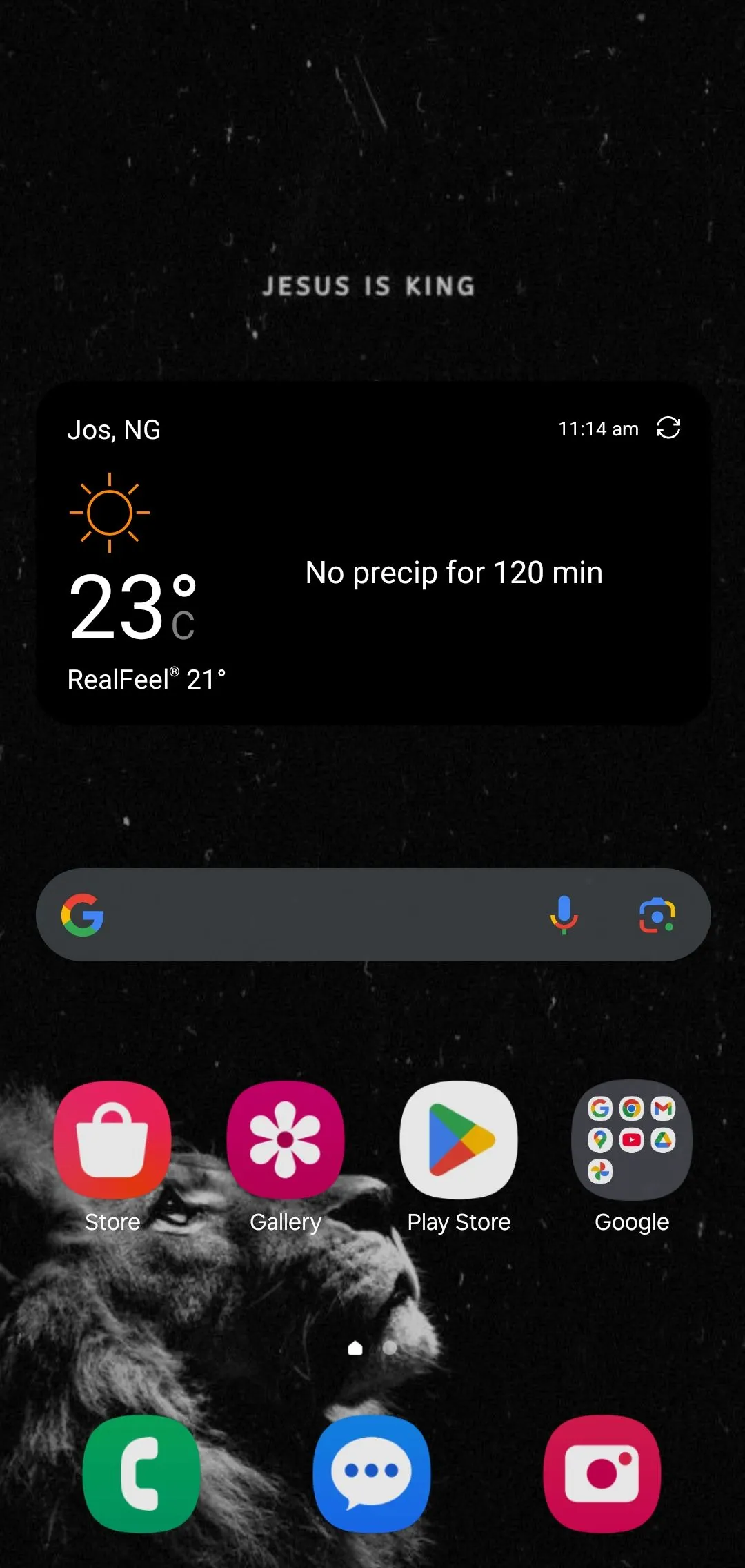 Widget AccuWeather được đặt trên màn hình chính Android.