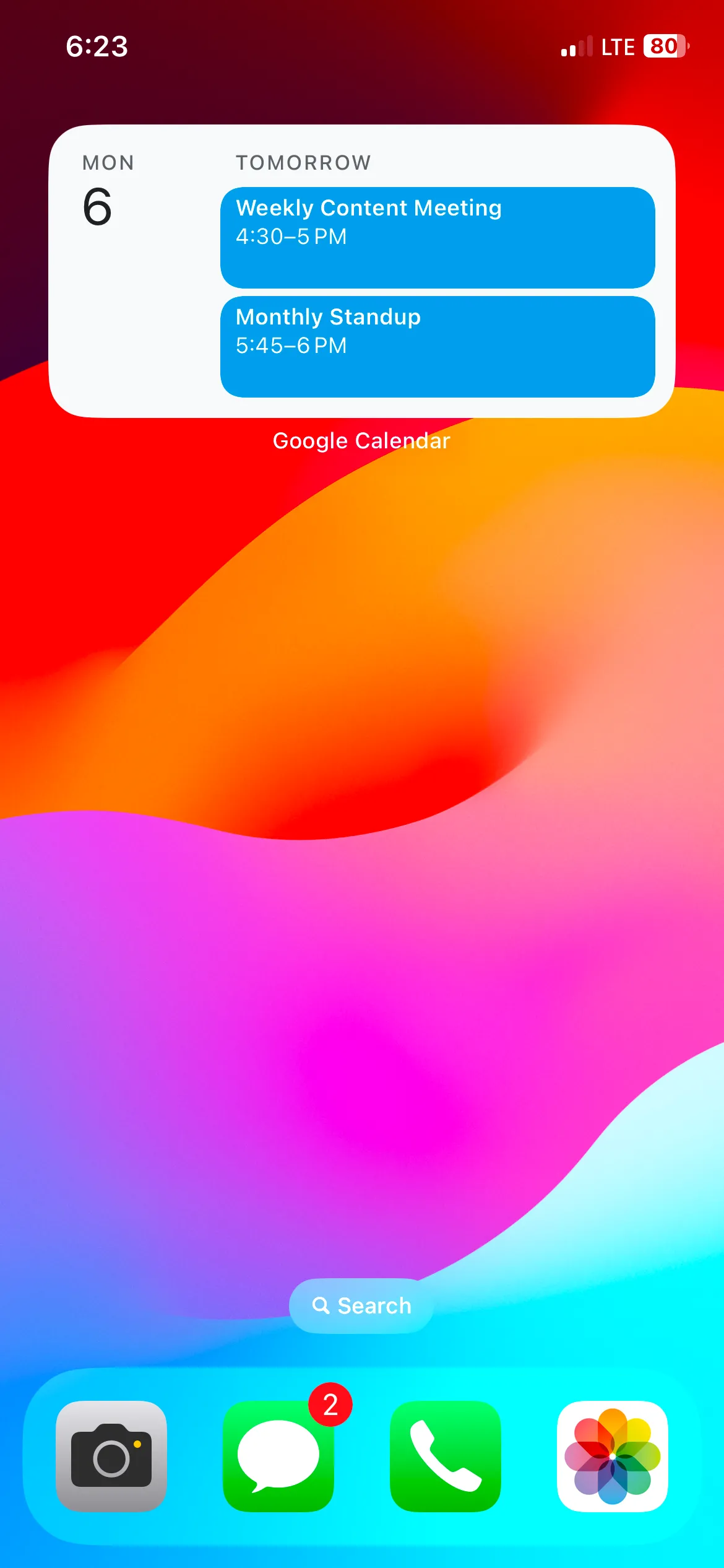 Widget Google Calendar hiển thị các sự kiện và cuộc họp sắp tới trên màn hình chính iPhone.