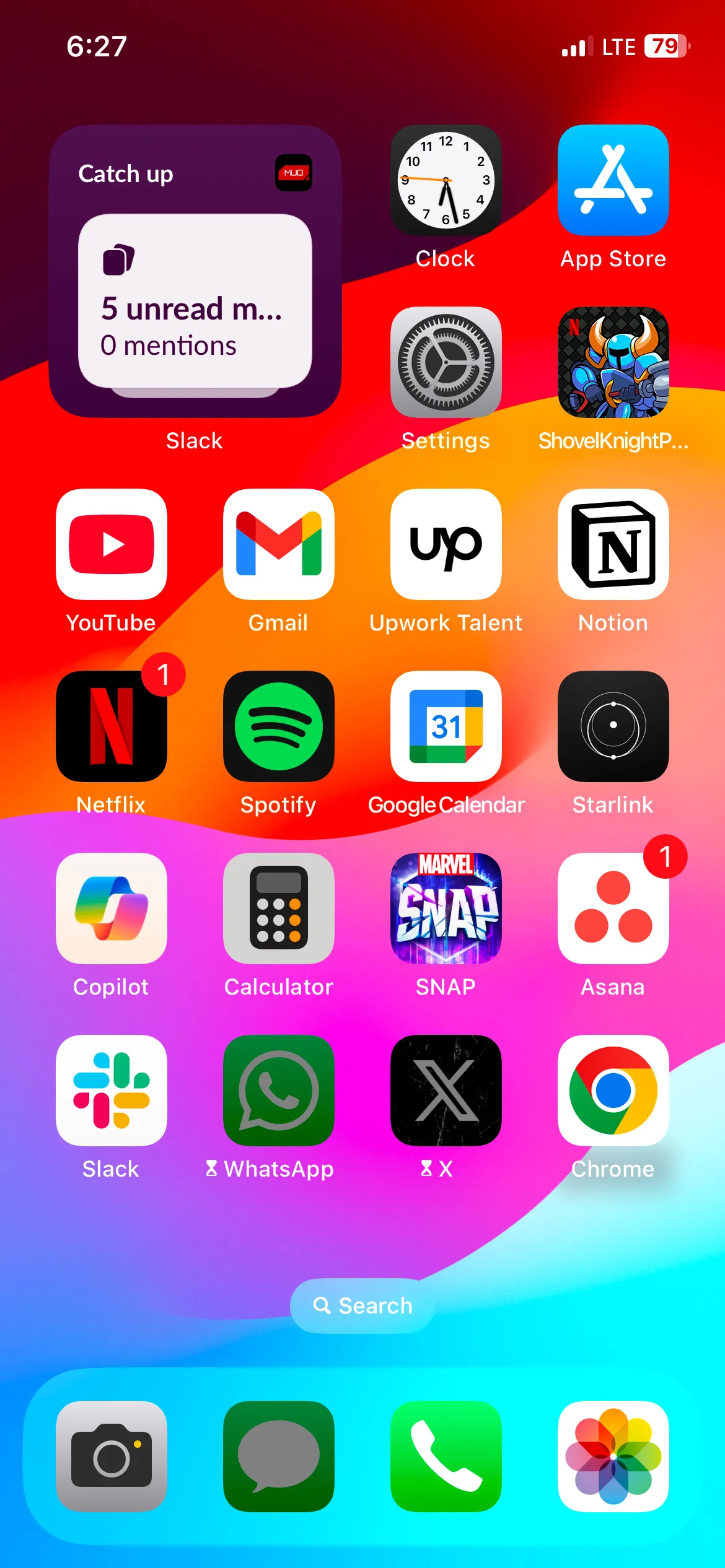Widget Slack hiển thị số tin nhắn chưa đọc và các đề cập quan trọng từ không gian làm việc trên iPhone.