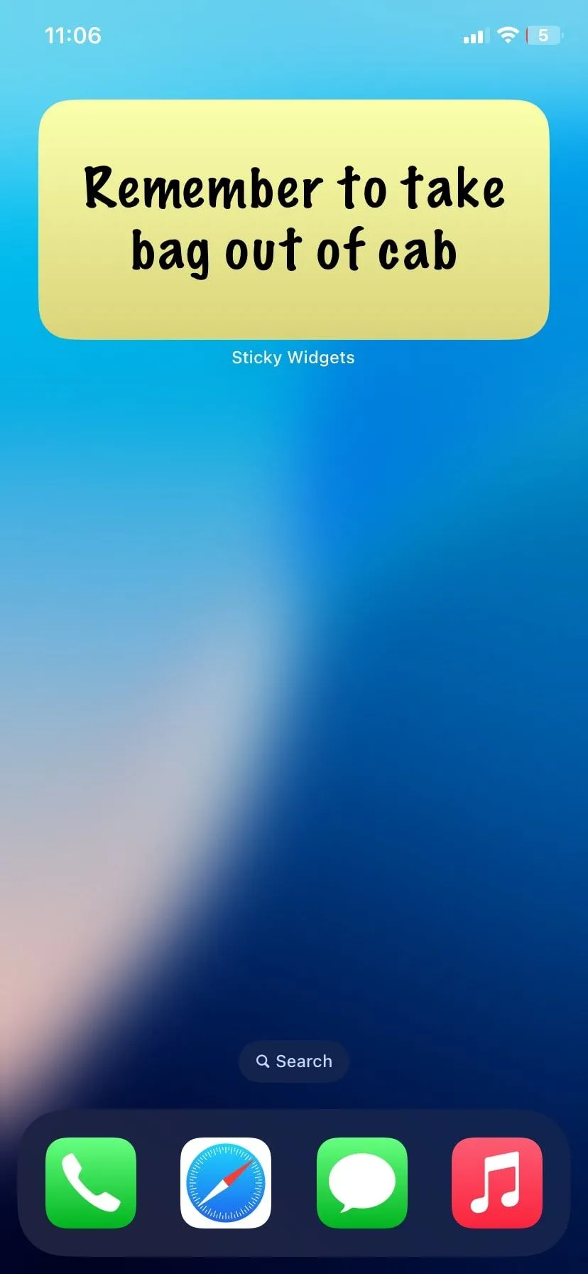 Widget Sticky Widgets trên màn hình chính iPhone mô phỏng một tờ ghi chú dán màu vàng